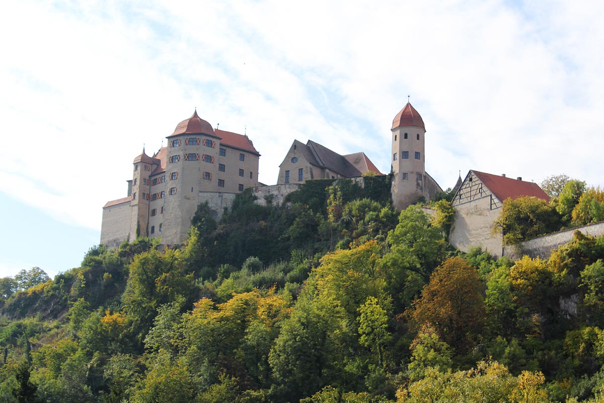 Die Harburg ist in der Ferne von Mündling zu sehen